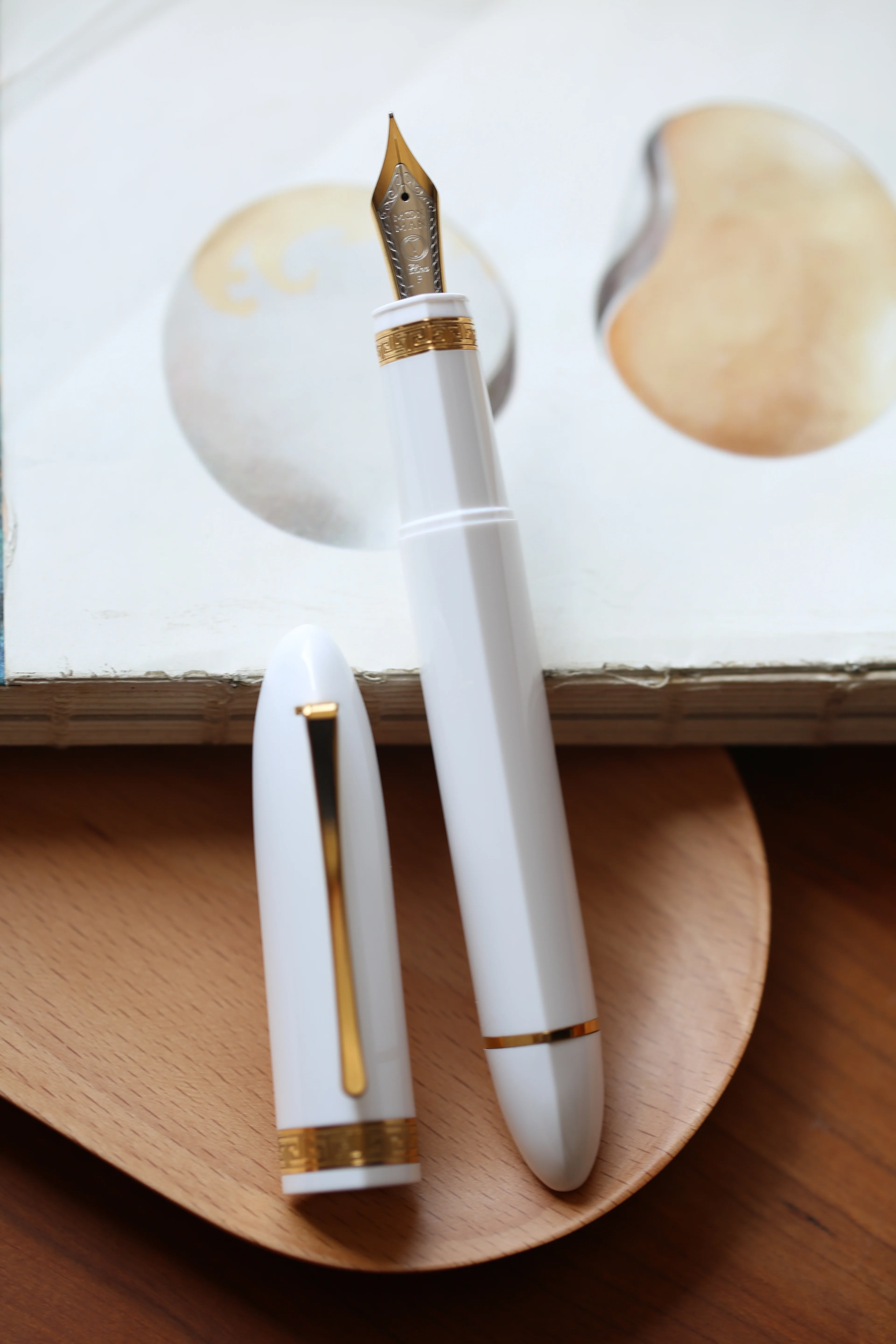 Moonman V60 Triangular Piston Fountain Pen – Ergonomic Extra Fine Writing Instrument with Resin Body And Gift Box (White With Gold Trim & Clip) - Image 9